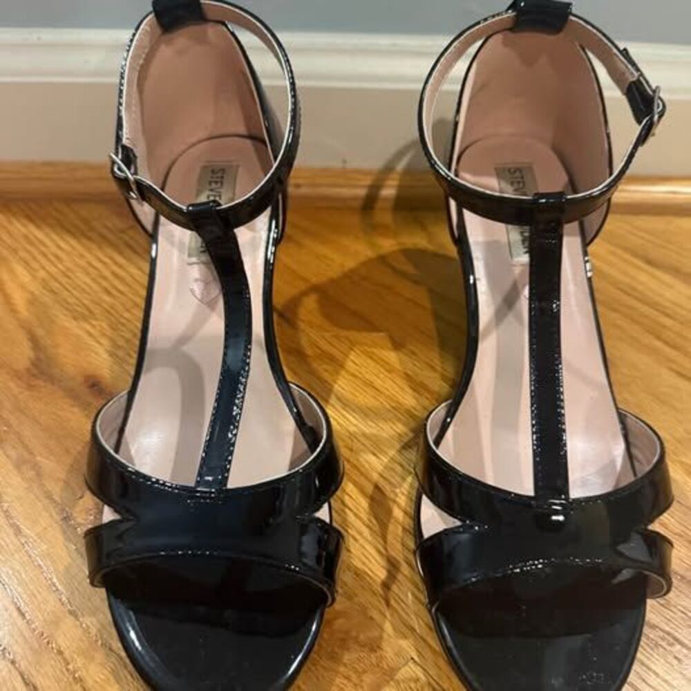 Steve Madden Black Patent T-Strap Kitten Heels Size 5M